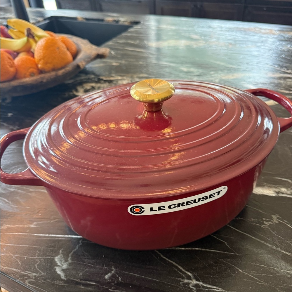 LE CREUSET DUTCH OVEN - Picture 2 of 6